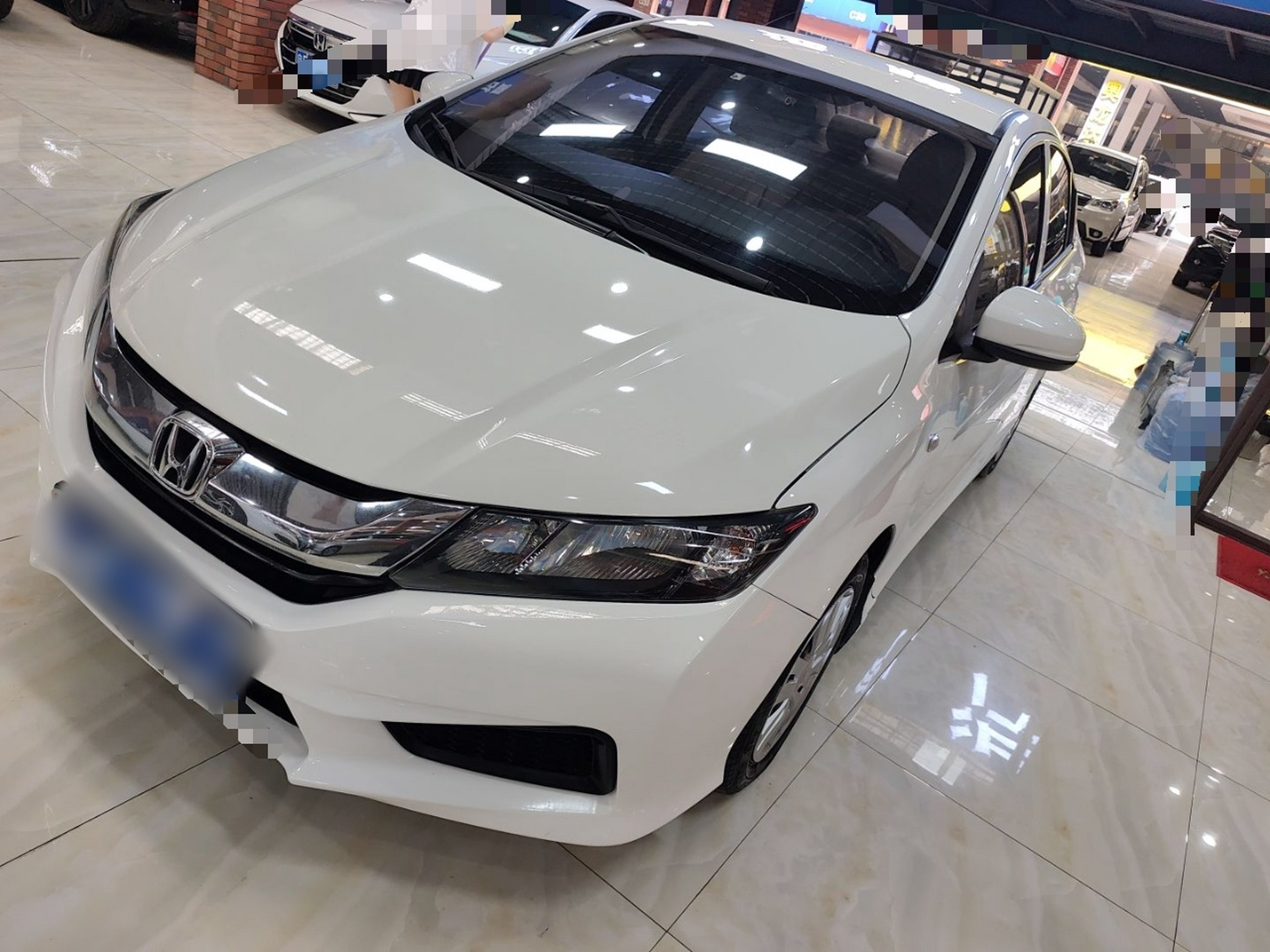 تحت مقدمة السيارة