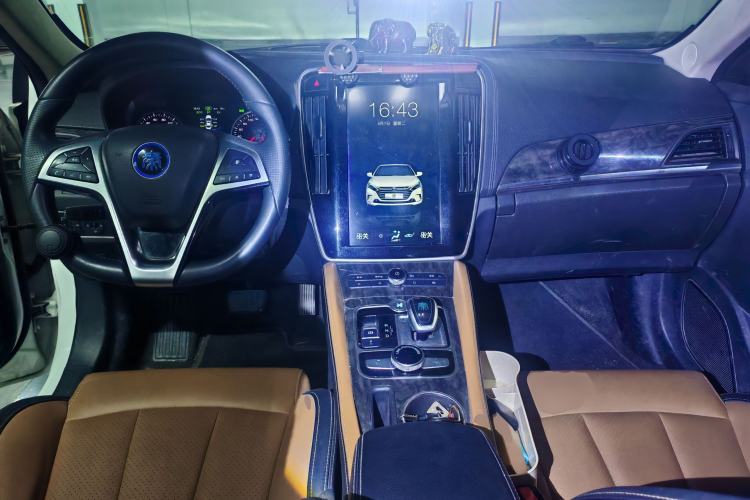Used BYD Qin New Energy 2017 1.5T Luxury Model Center Console