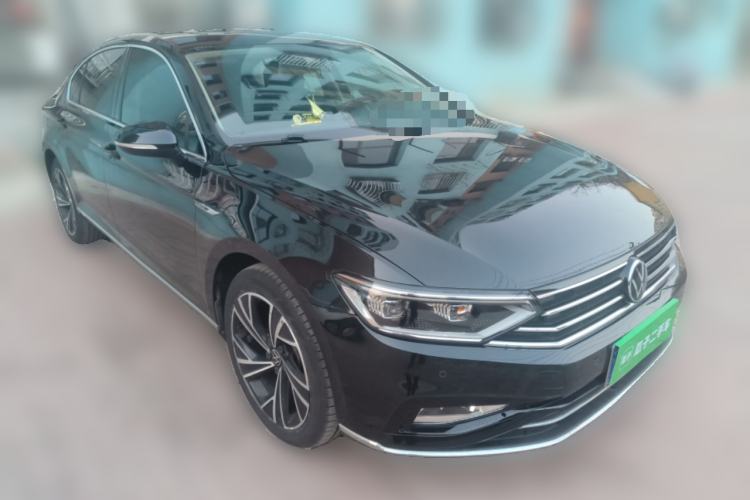 Used Volkswagen Magotan 2021 330TSI DSG 30th Anniversary Edition Front Right 45 Deg