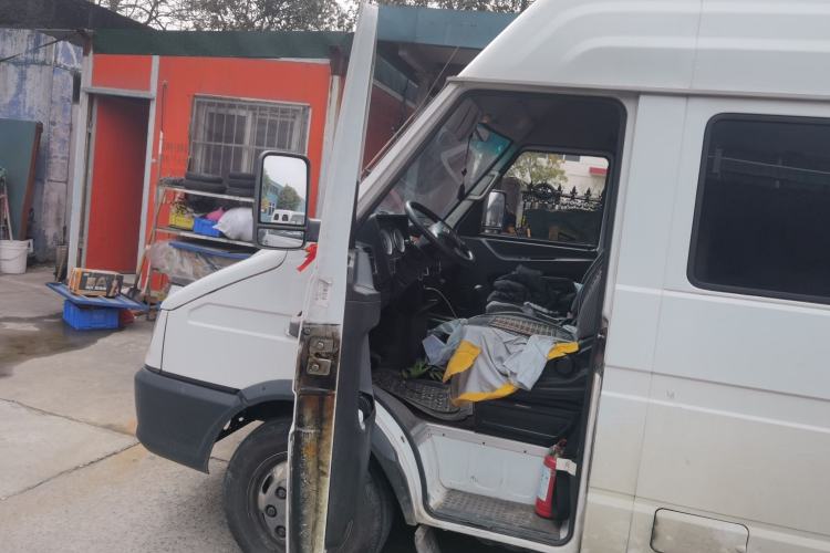 Used Iveco Daily 2021 2.5T A35 M1 Passenger Van 5-9 Seater Short Wheelbase Mid-Roof Design Dual Tires Manual Doors Driver Seat