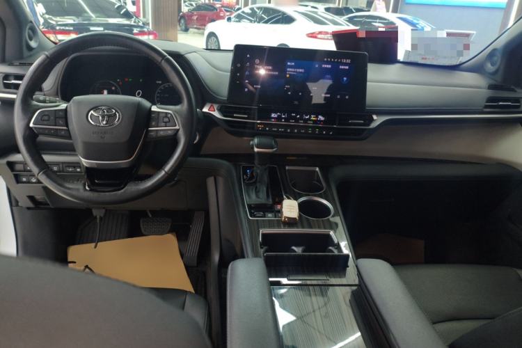 Used Toyota Granvia 2023 2.5L Hybrid Flagship VIP Edition