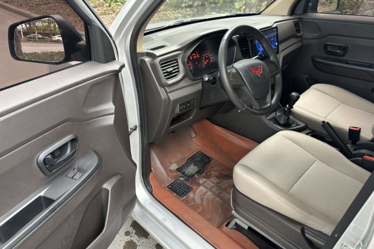 Used Wuling Hongguang V 2022 1.5L Jingqu Edition Enclosed-Window Vehicle with Electric Power Steering LAR Interior 6