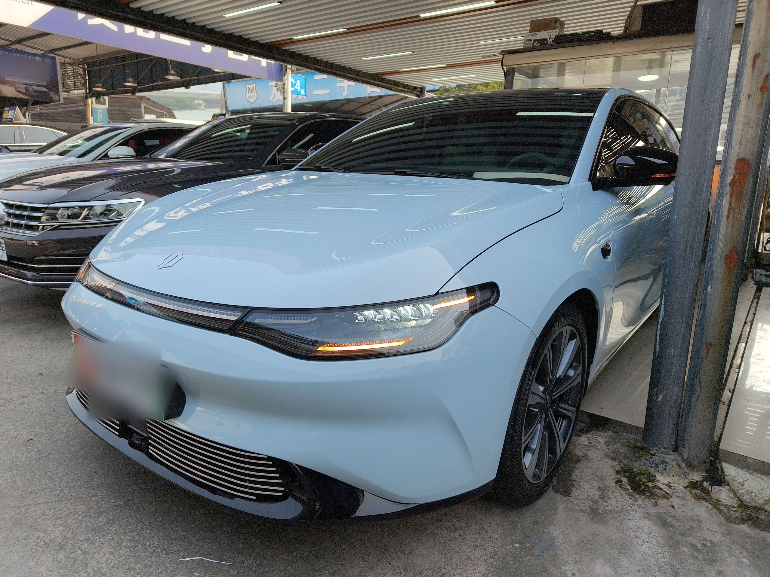 تحت مقدمة السيارة