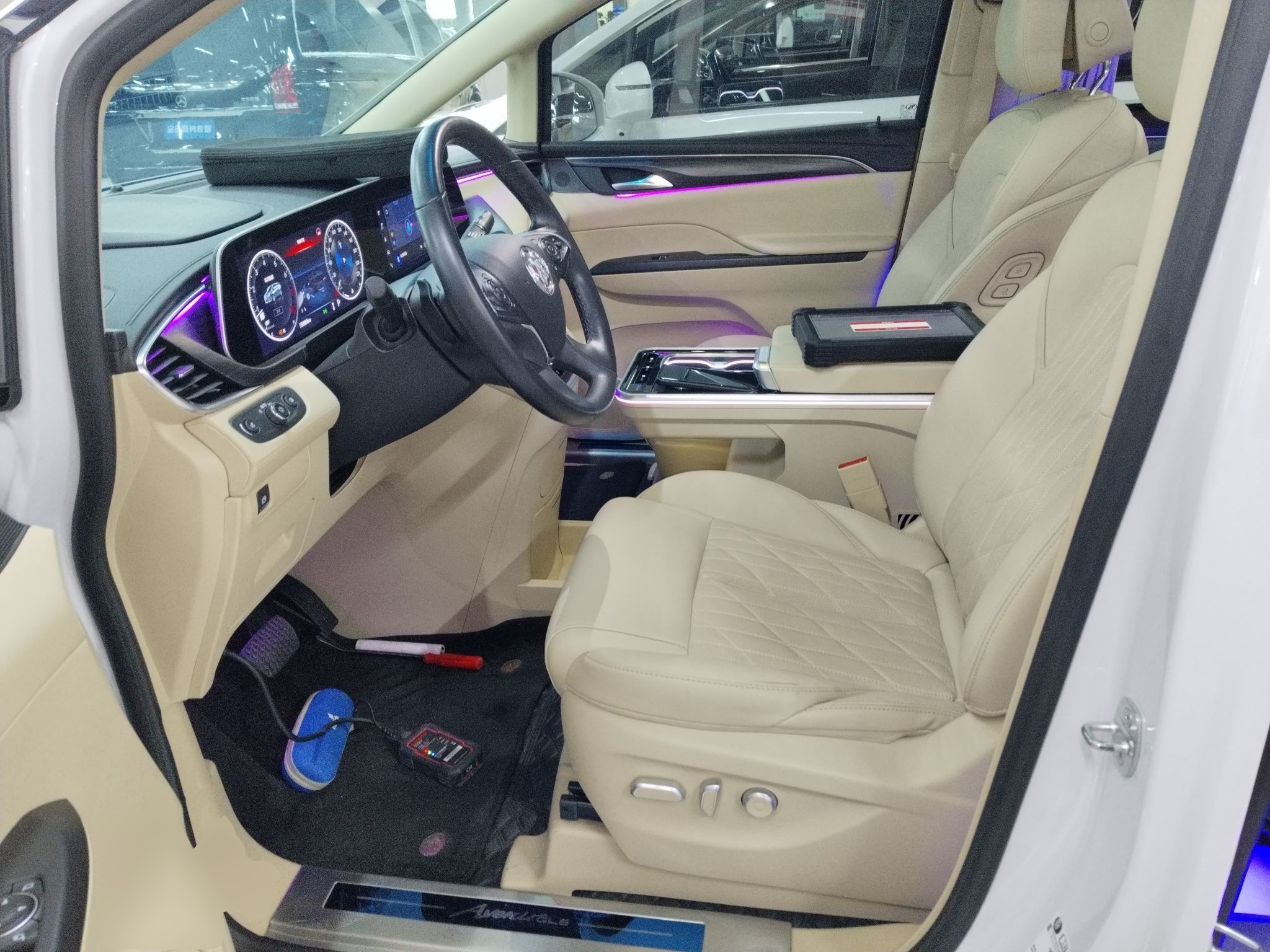 المقاعد الأمامية داخل السيارة