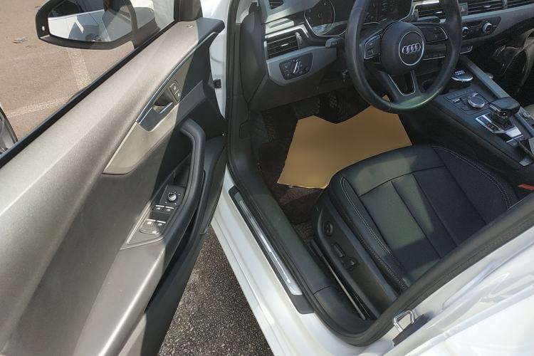 Used Audi A4L 2019 40 TFSI Ambition China VI Driver Seat