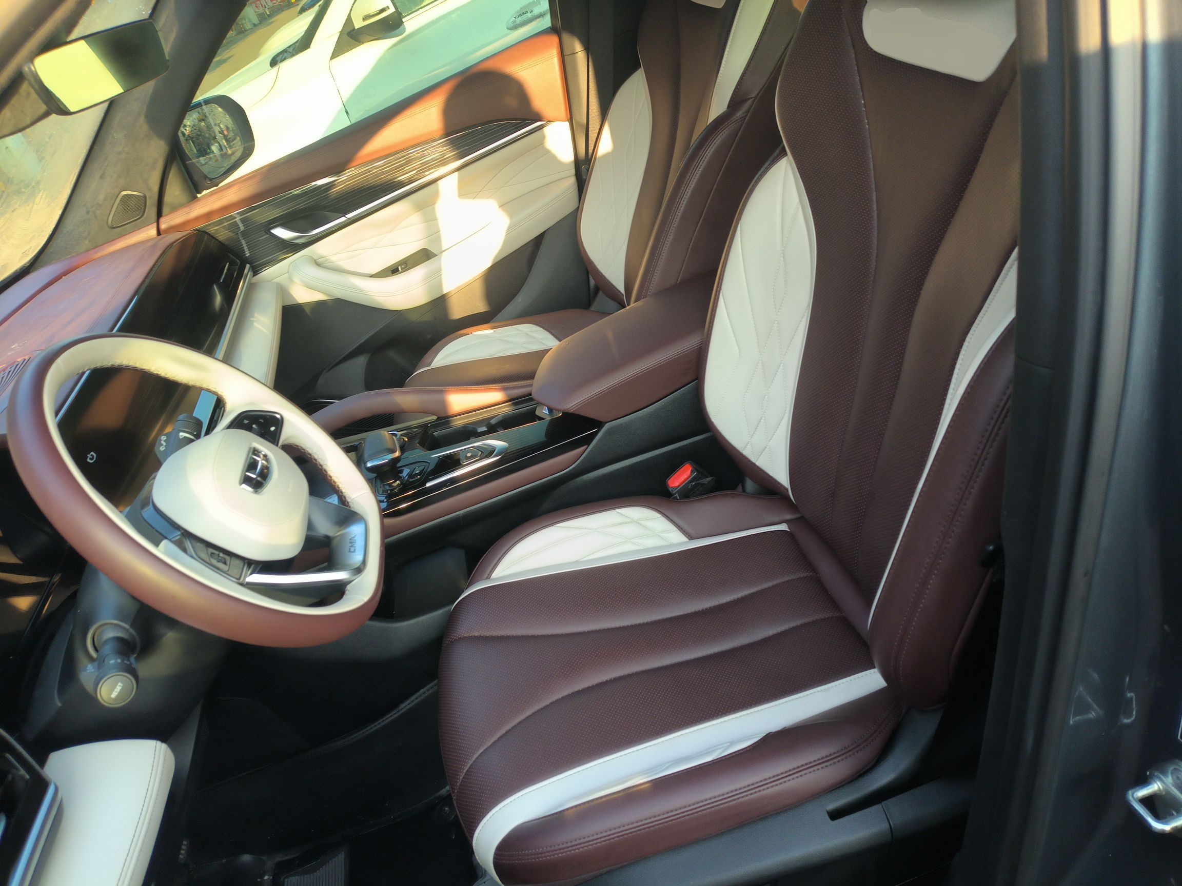 المقاعد الأمامية داخل السيارة