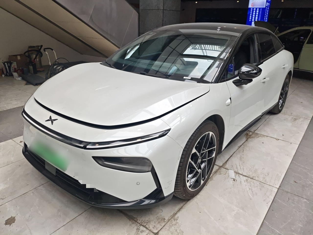 تحت مقدمة السيارة