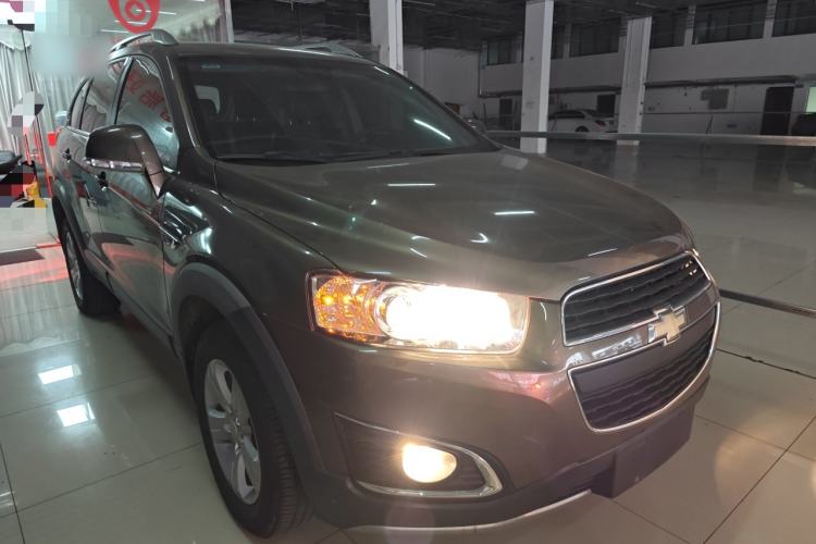 Used Chevrolet Captiva 2015 2.4L Two-Wheel Drive Urban Version 5 Seats Front Right 45 Deg