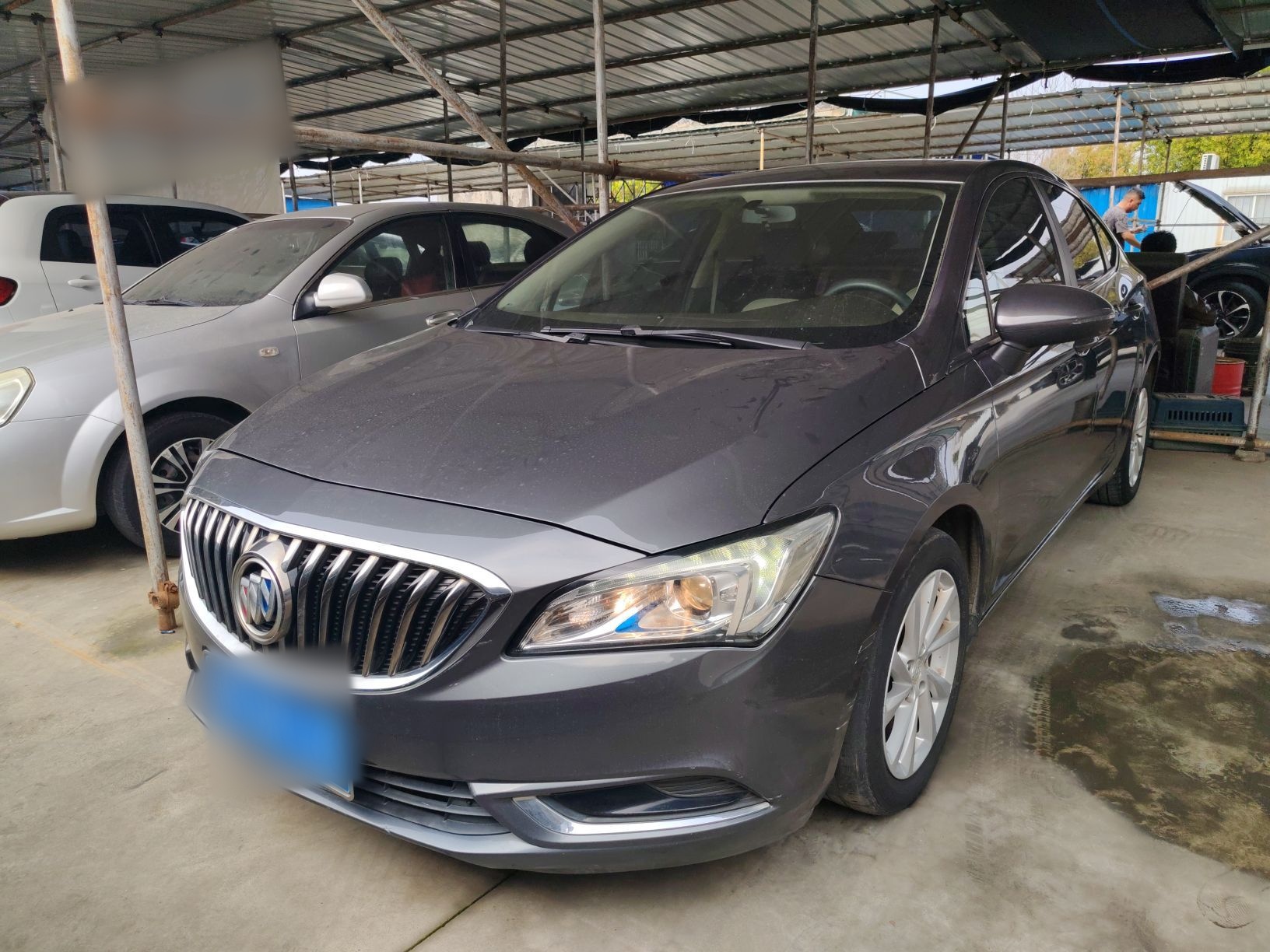 Под передней частью автомобиля