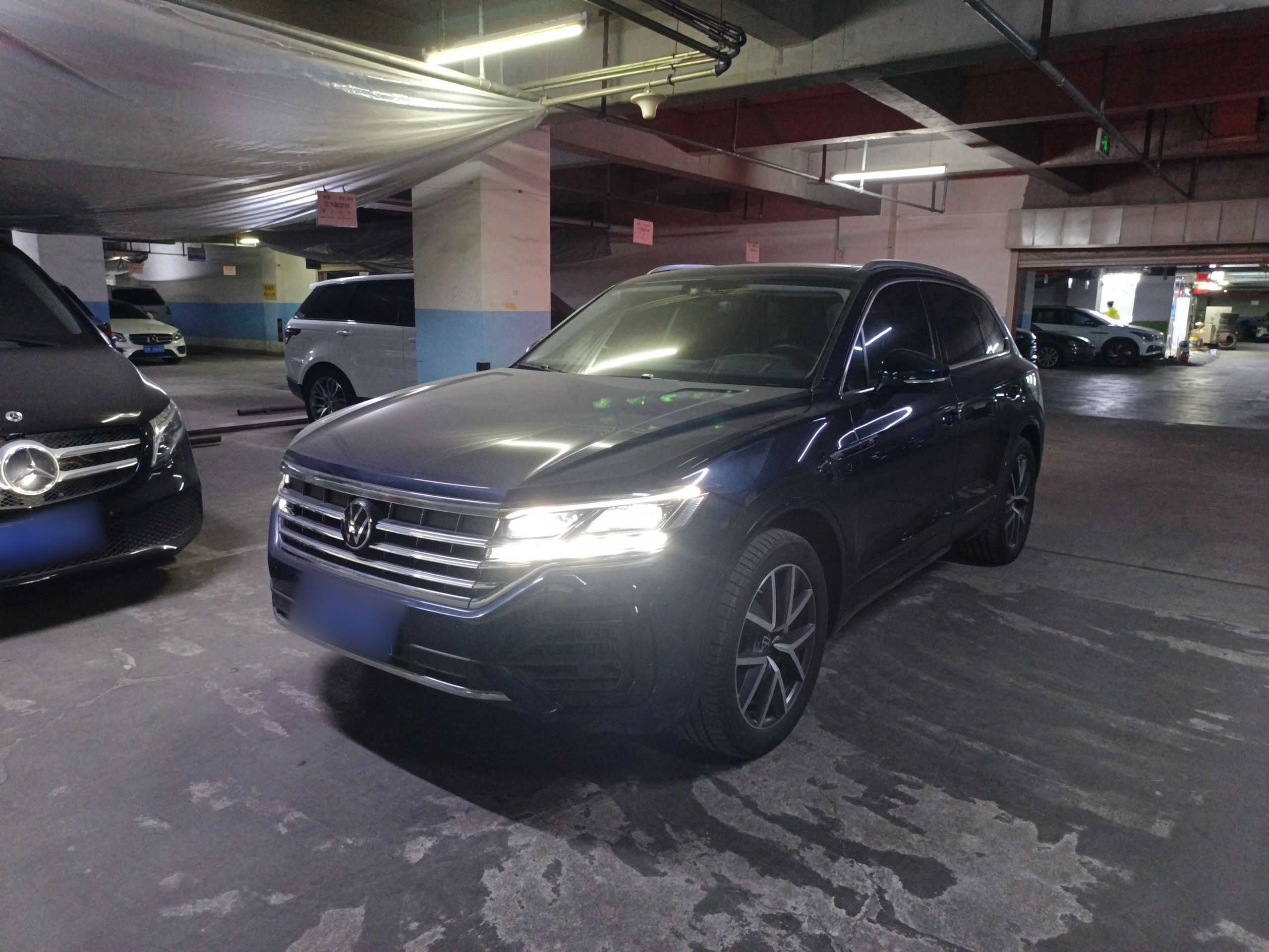 تحت مقدمة السيارة