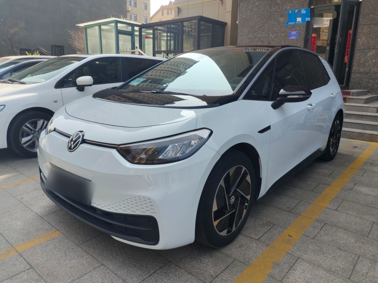 Под передней частью автомобиля