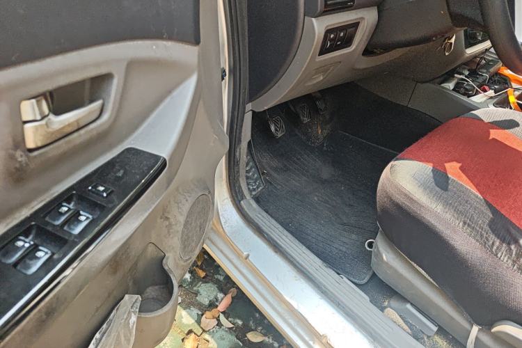 Used BAIC Weiwang M20 2014 1.5L practical type BJ415A Driver Seat