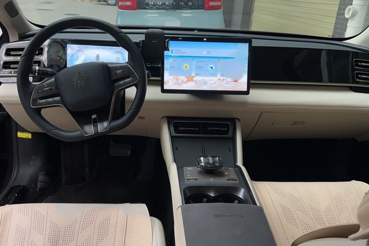 Used BYD Qin L 2024 DM-i 80KM Beyond Model Center Console