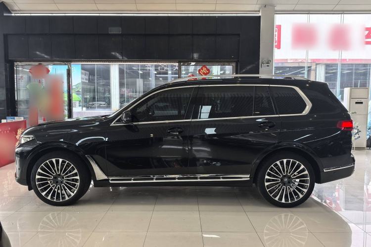 Used BMW X7 2021 Facelifted xDrive40i Luxury Package with Leading Features
