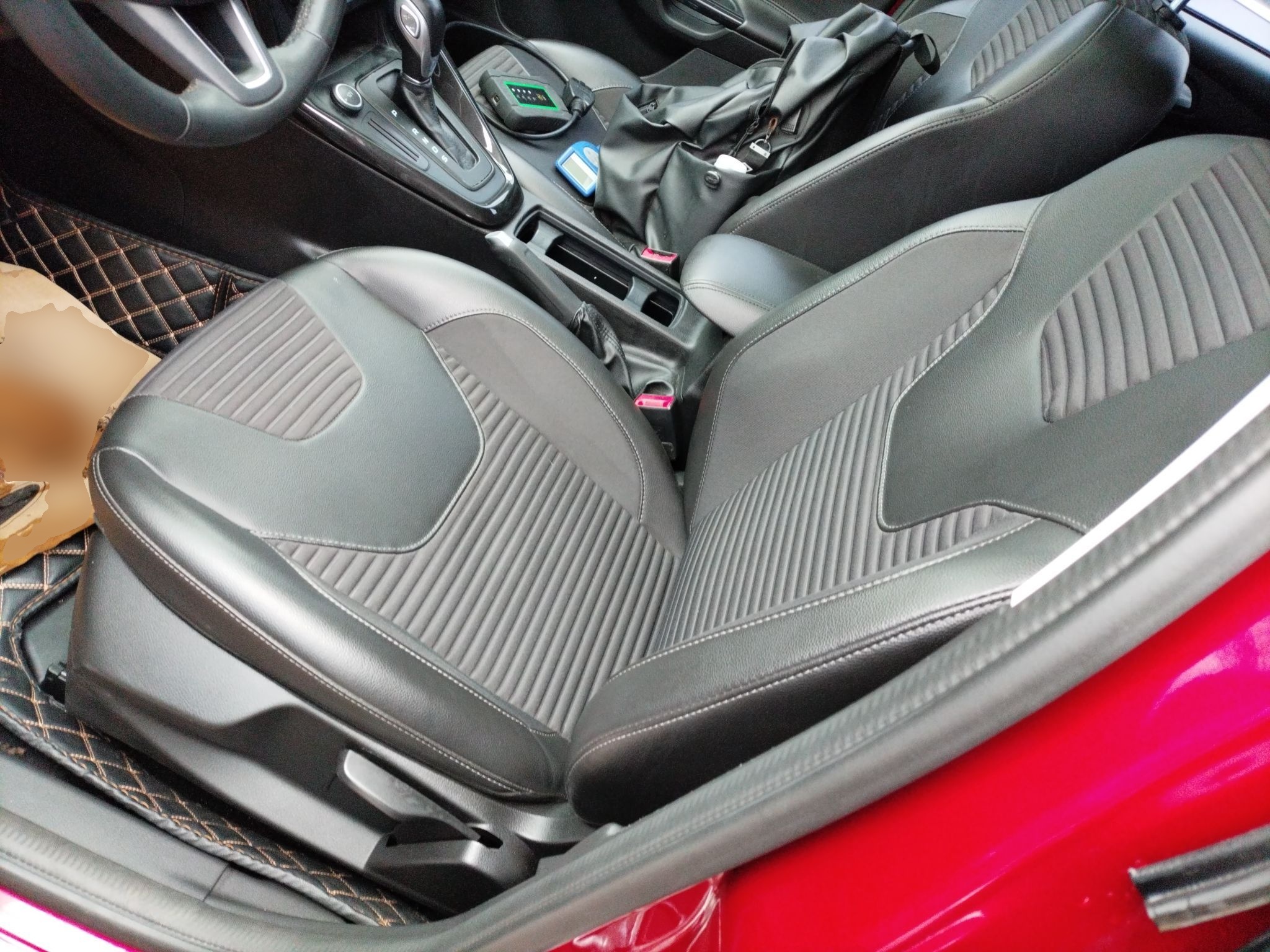 المقاعد الأمامية داخل السيارة