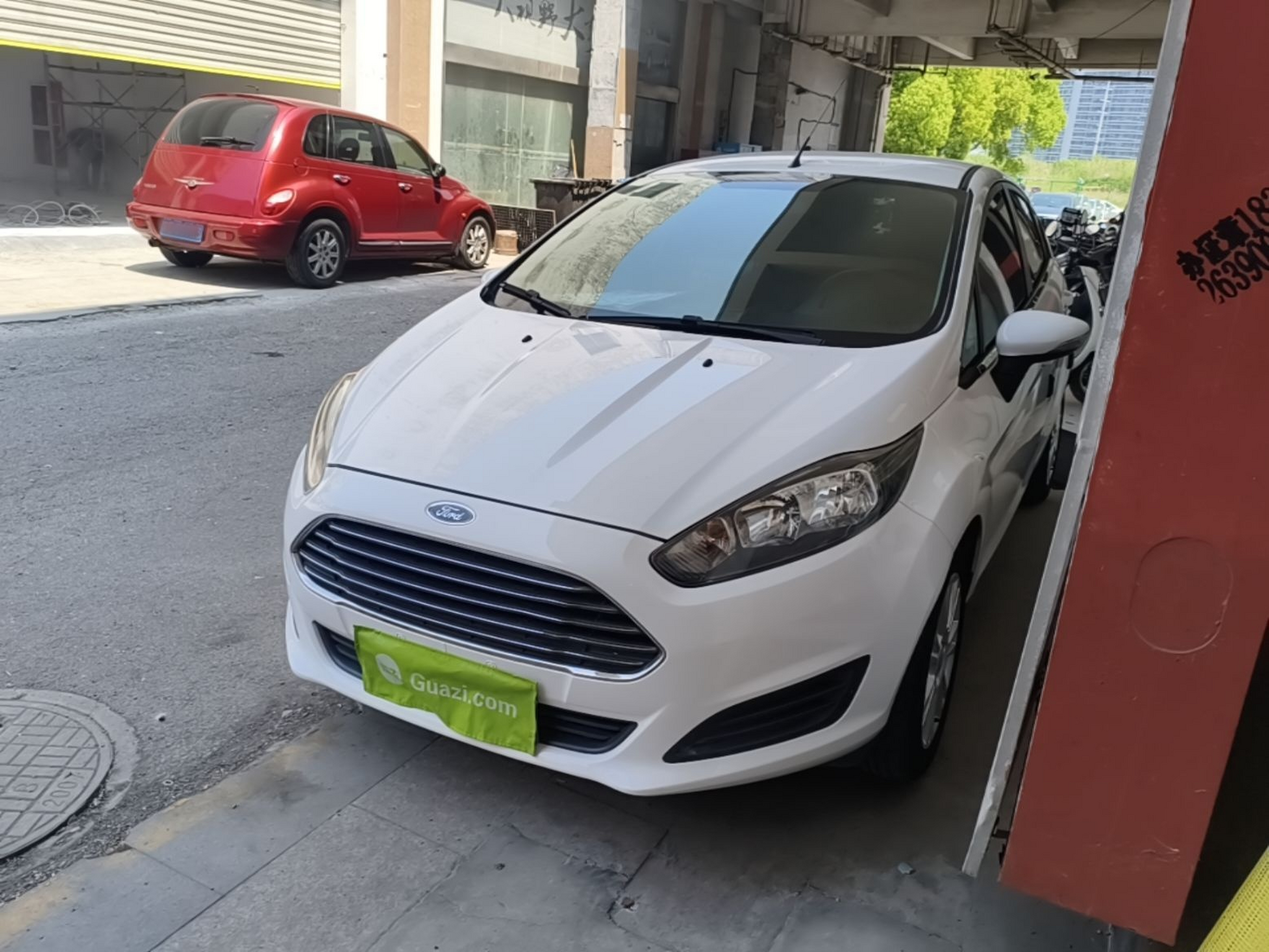 Под передней частью автомобиля