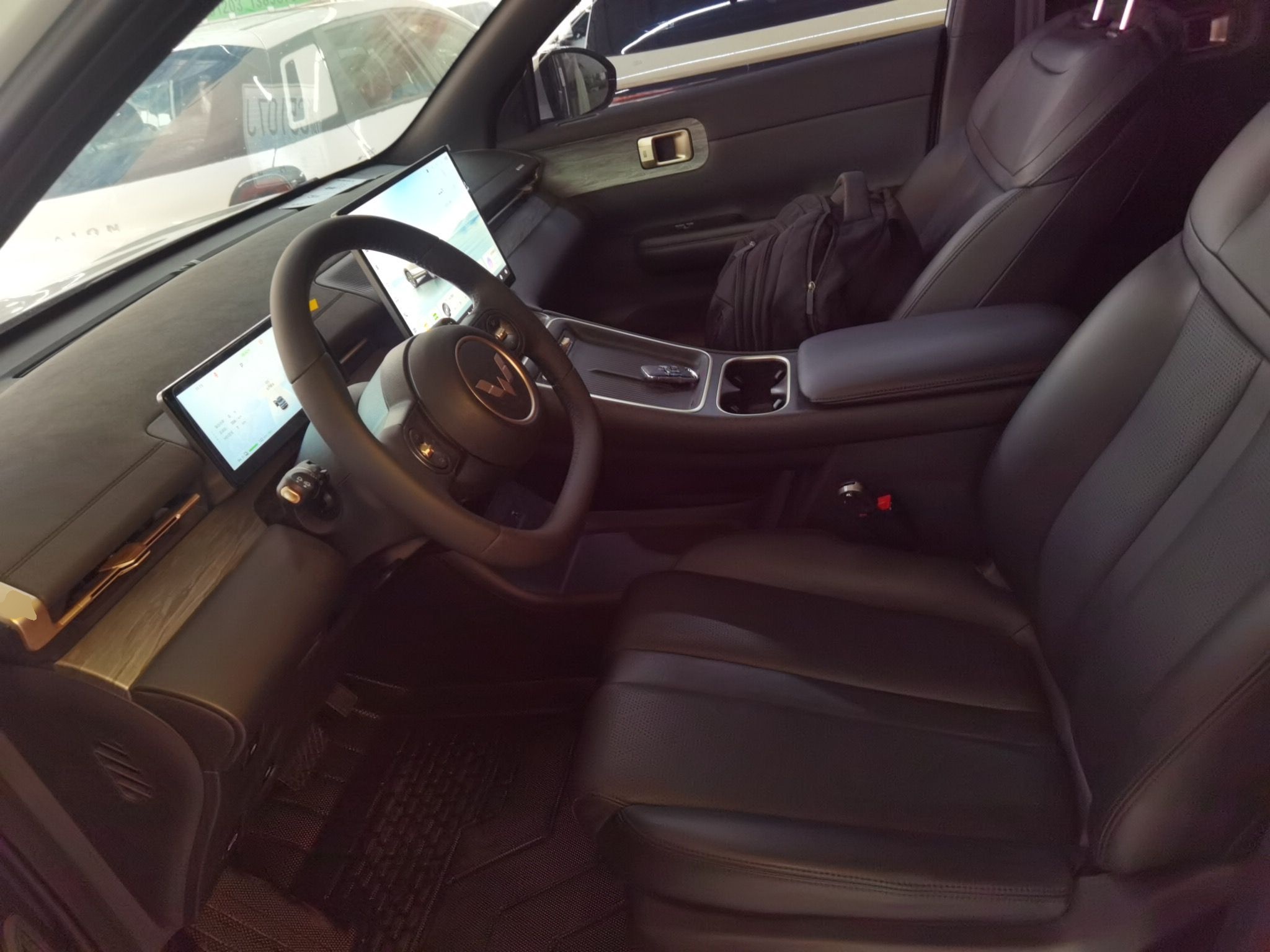 المقاعد الأمامية داخل السيارة