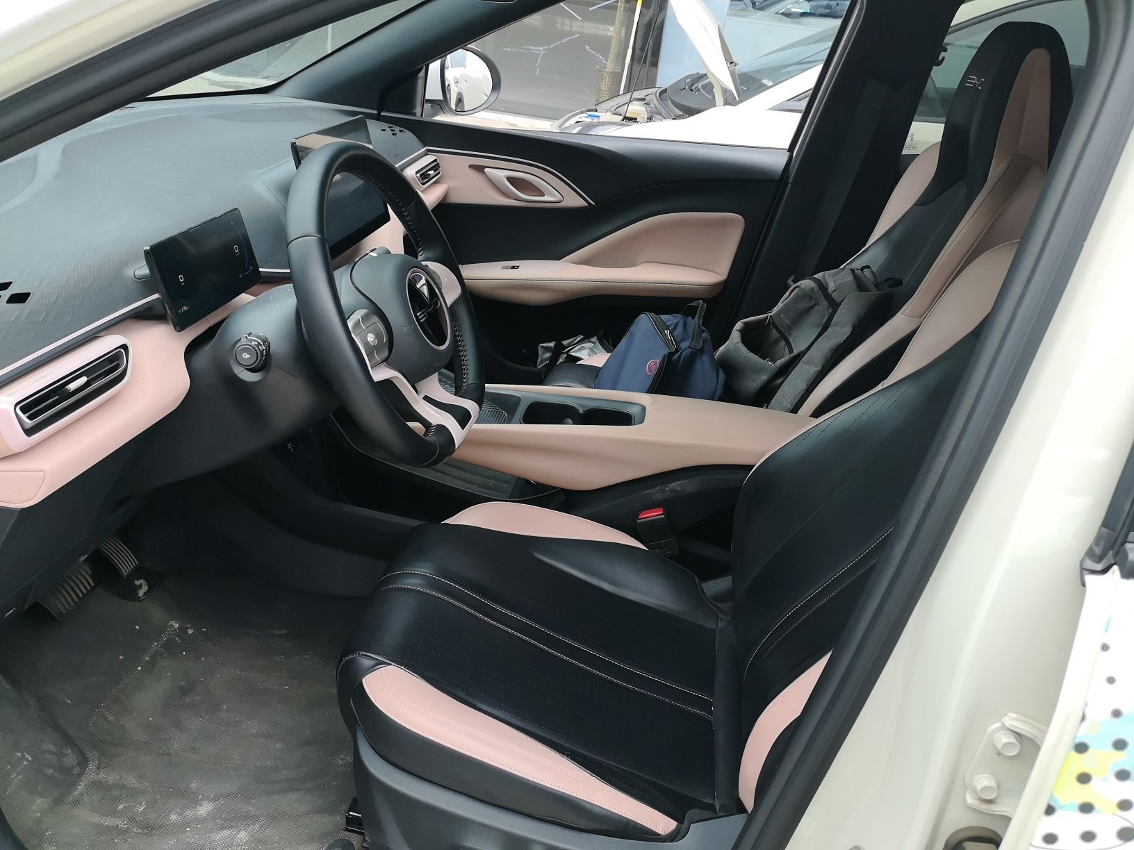 المقاعد الأمامية داخل السيارة