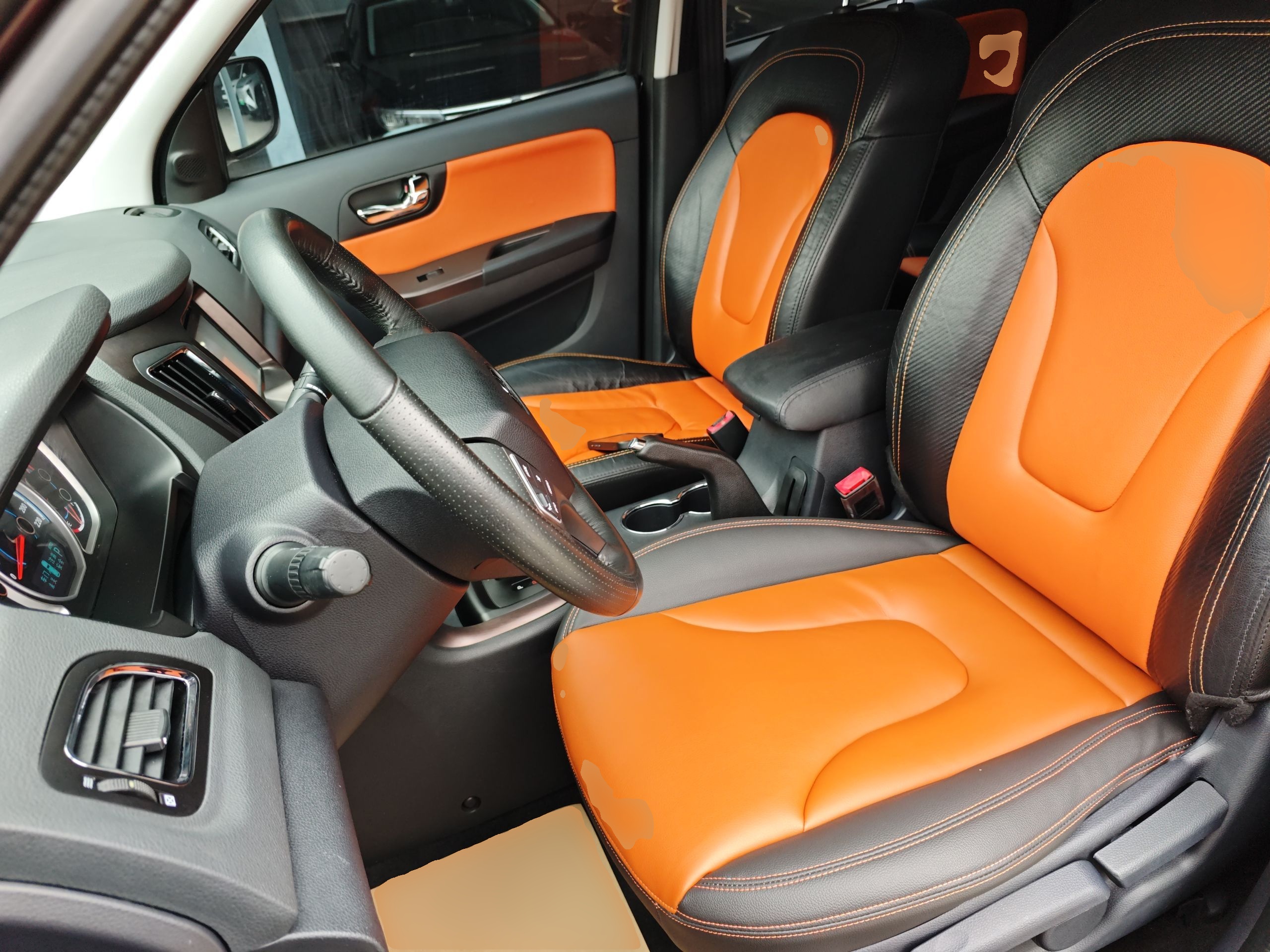 المقاعد الأمامية داخل السيارة