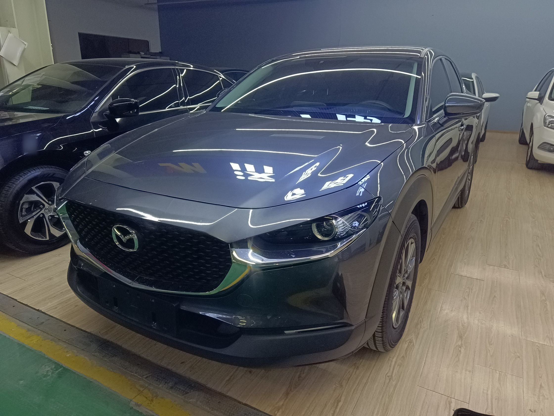 Под передней частью автомобиля