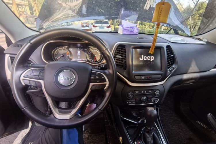 Used Jeep Cherokee 2017 2.0L Superior Edition
