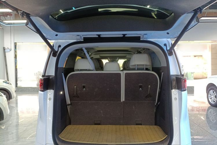 Used Denza D9 2022 DM-i 1040 Prestige Model