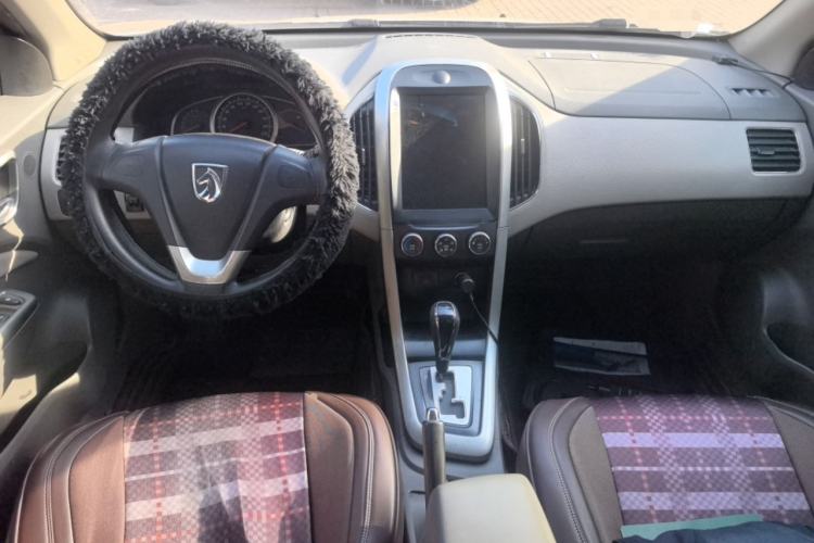 Used Baojun 630 2012 1.5L DVVT automatic comfort version Center Console