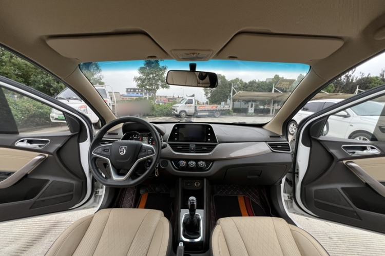 Used Baojun 310W 2017 1.5L Manual Fashion Model China V