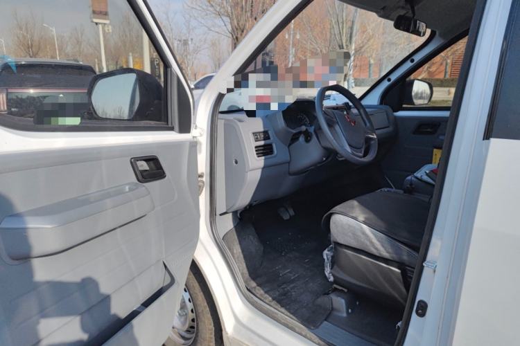 Used Wuling Yangguang 2024 300KM Comfort Version Passenger Van 75kW