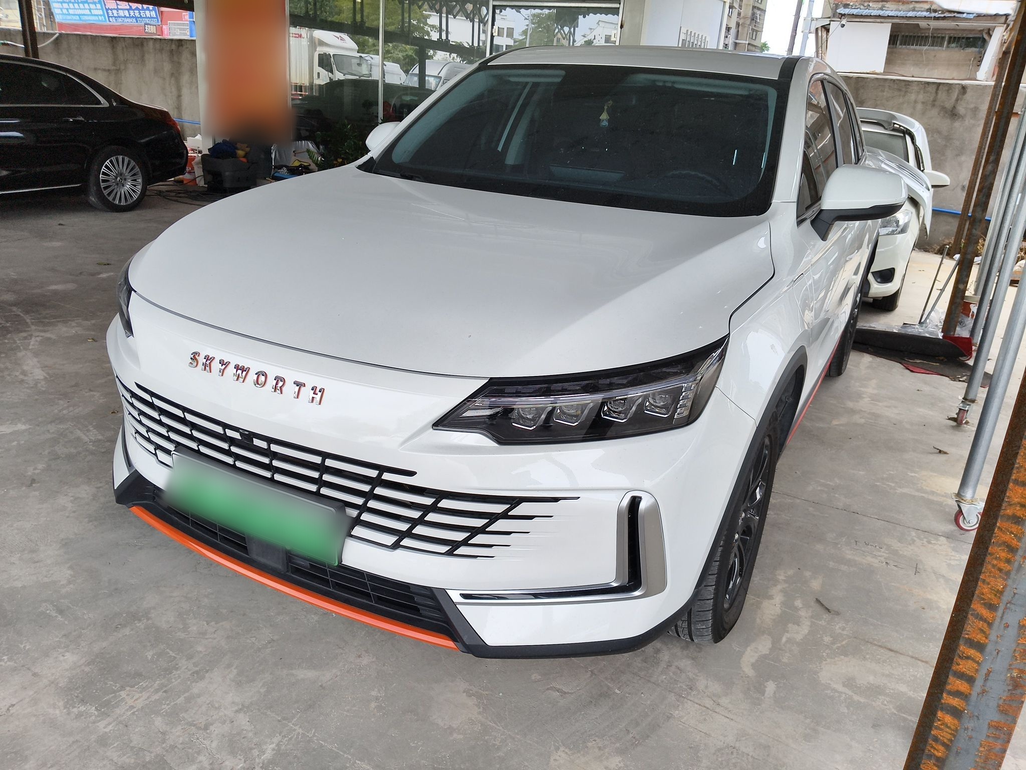 تحت مقدمة السيارة