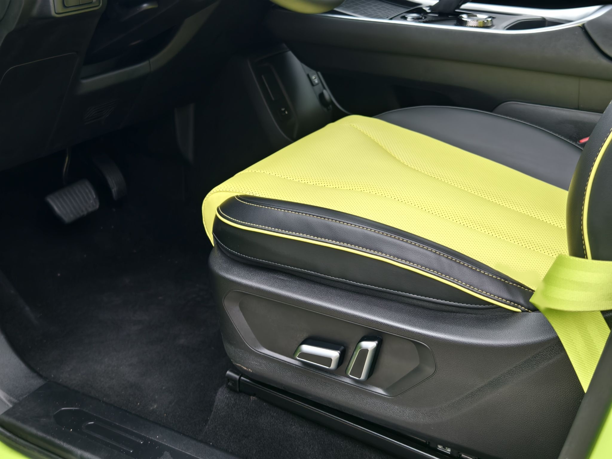 Переднее сиденье в автомобиле