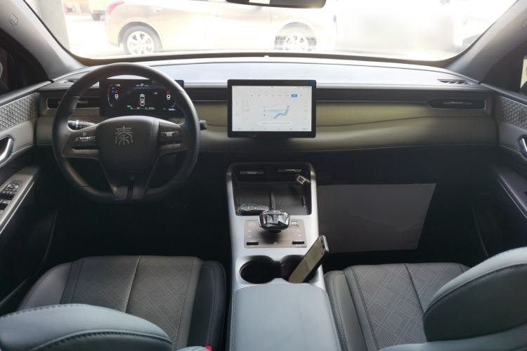 Used BYD Qin PLUS 2025 DM-i Smart Drive 55KM Leading Model Center Console