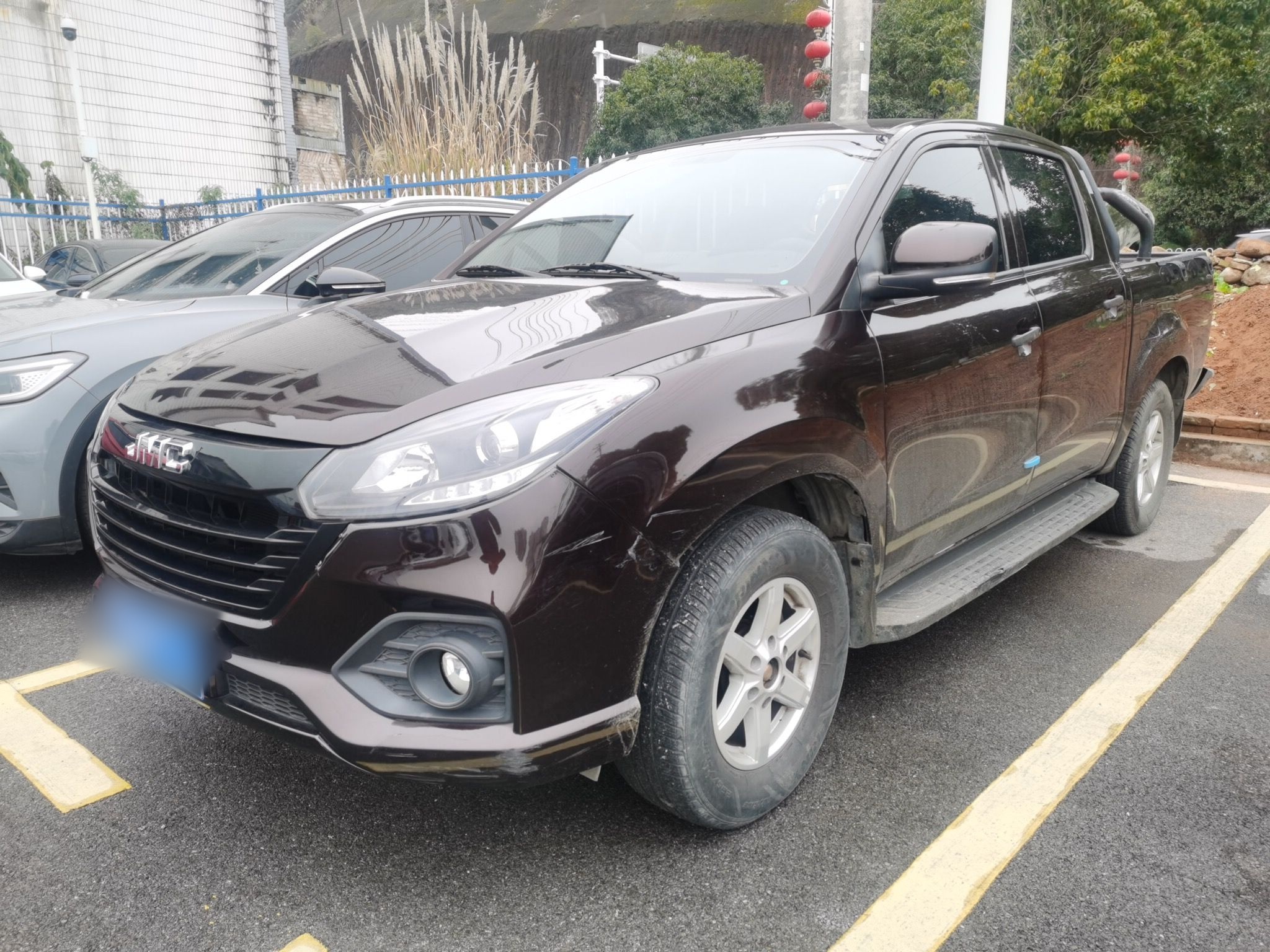 تحت مقدمة السيارة