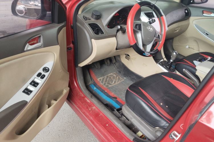 Used Hyundai Verna (older generation) 2010 Sedan 1.4L Manual Comfort GS Driver Seat