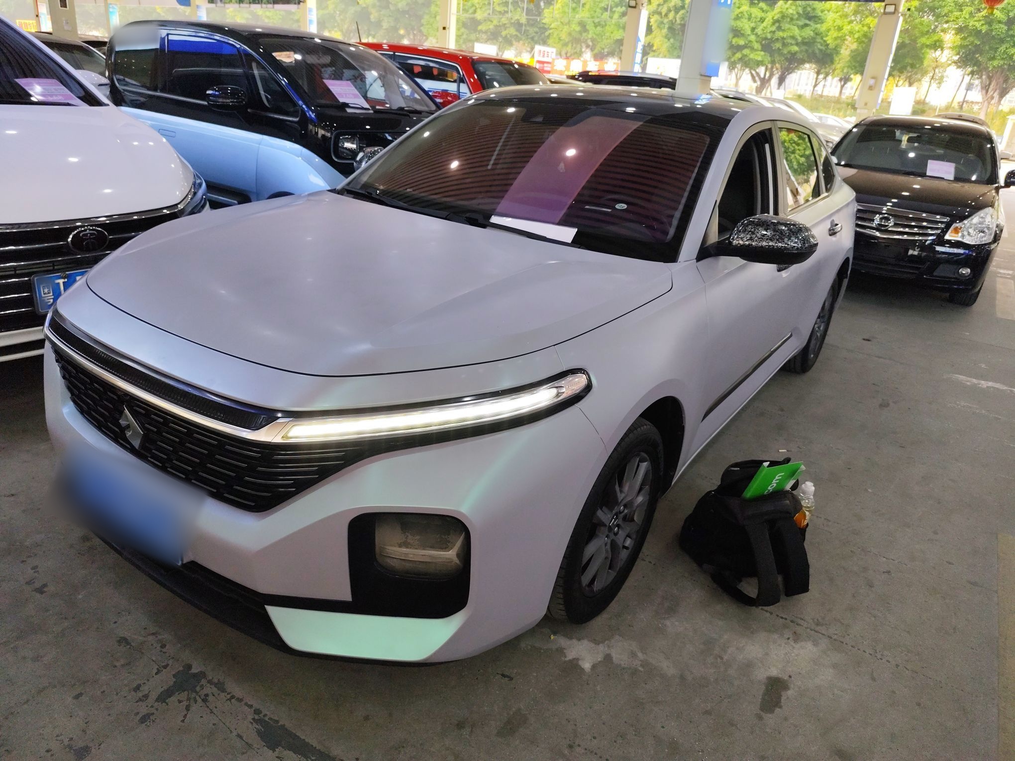 Под передней частью автомобиля