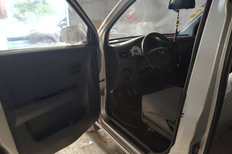 Used Wuling Rongguang V 2015 1.5L Practical Version Driver Seat