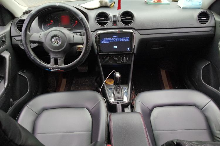 Used Volkswagen Jetta 2015 Value Edition 1.6L Automatic Fashion Version Center Console