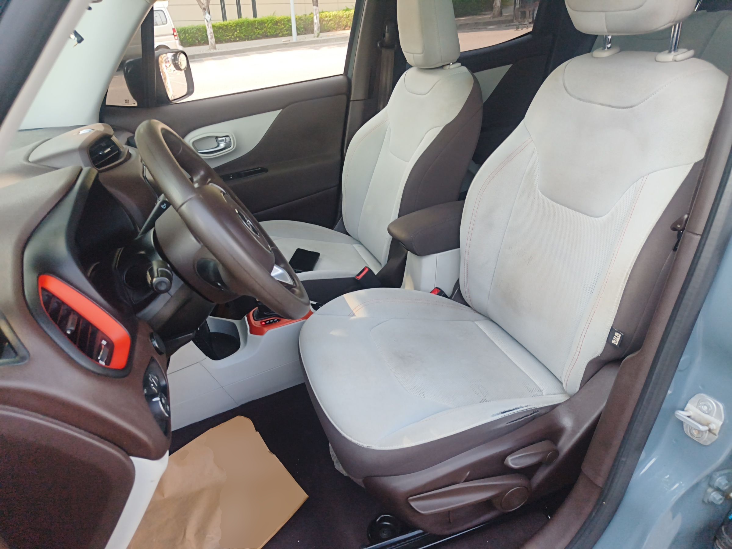 المقاعد الأمامية داخل السيارة