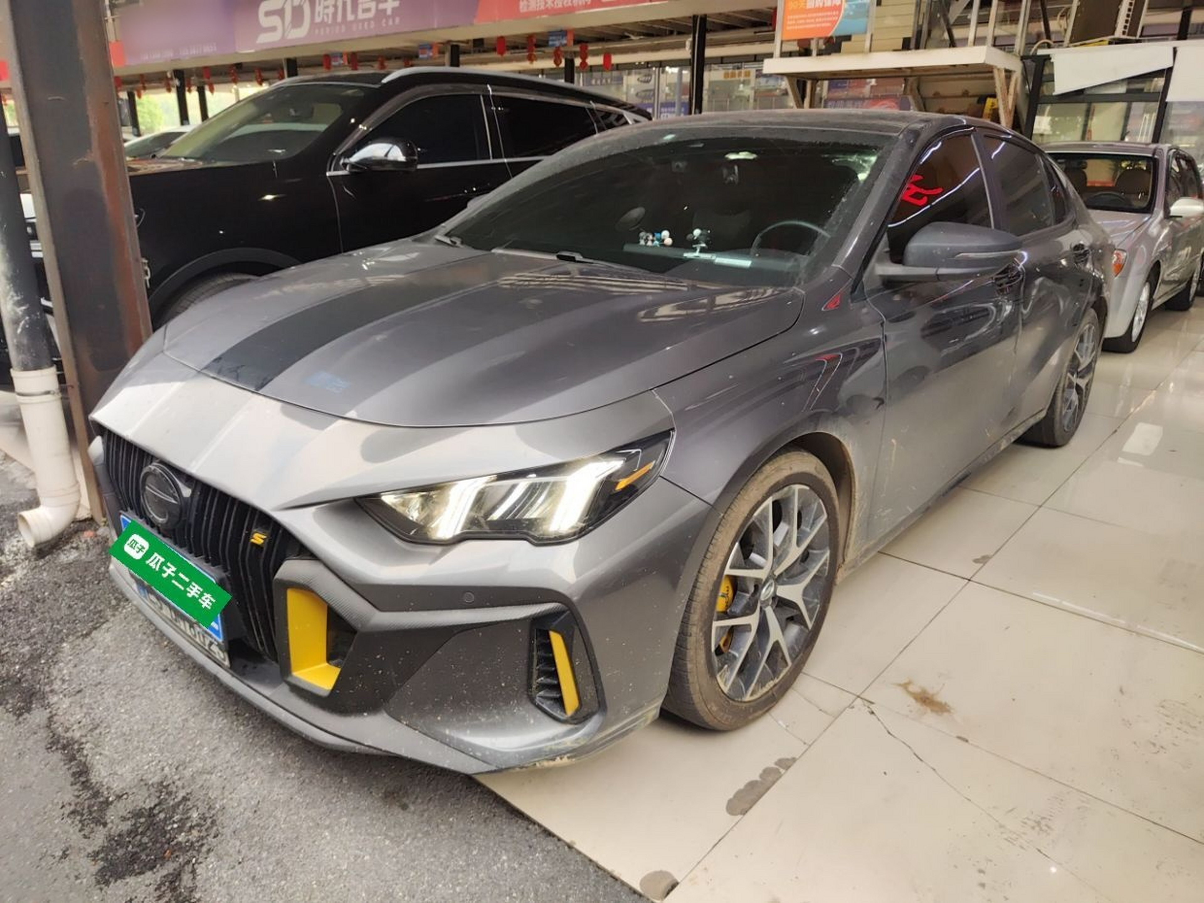 Под передней частью автомобиля