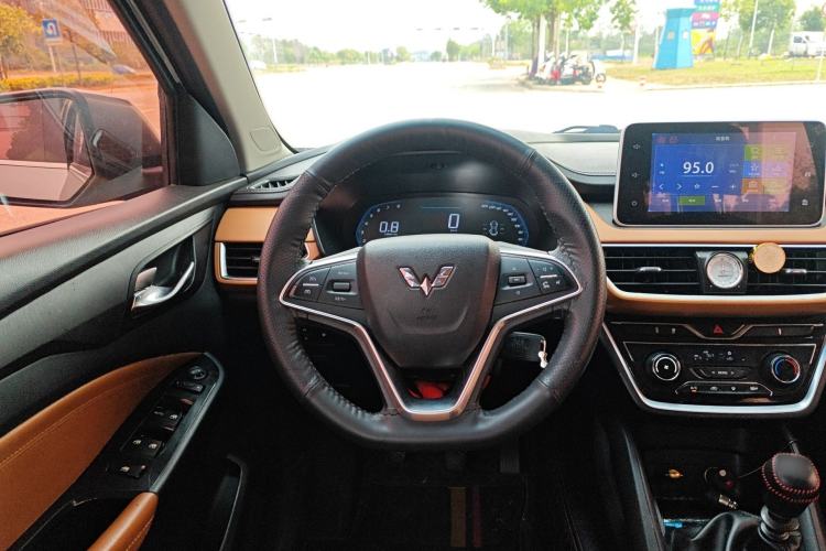 Used Wuling Hongguang S3 2018 1.5T Manual Luxury Model China V Standard Steering Wheel