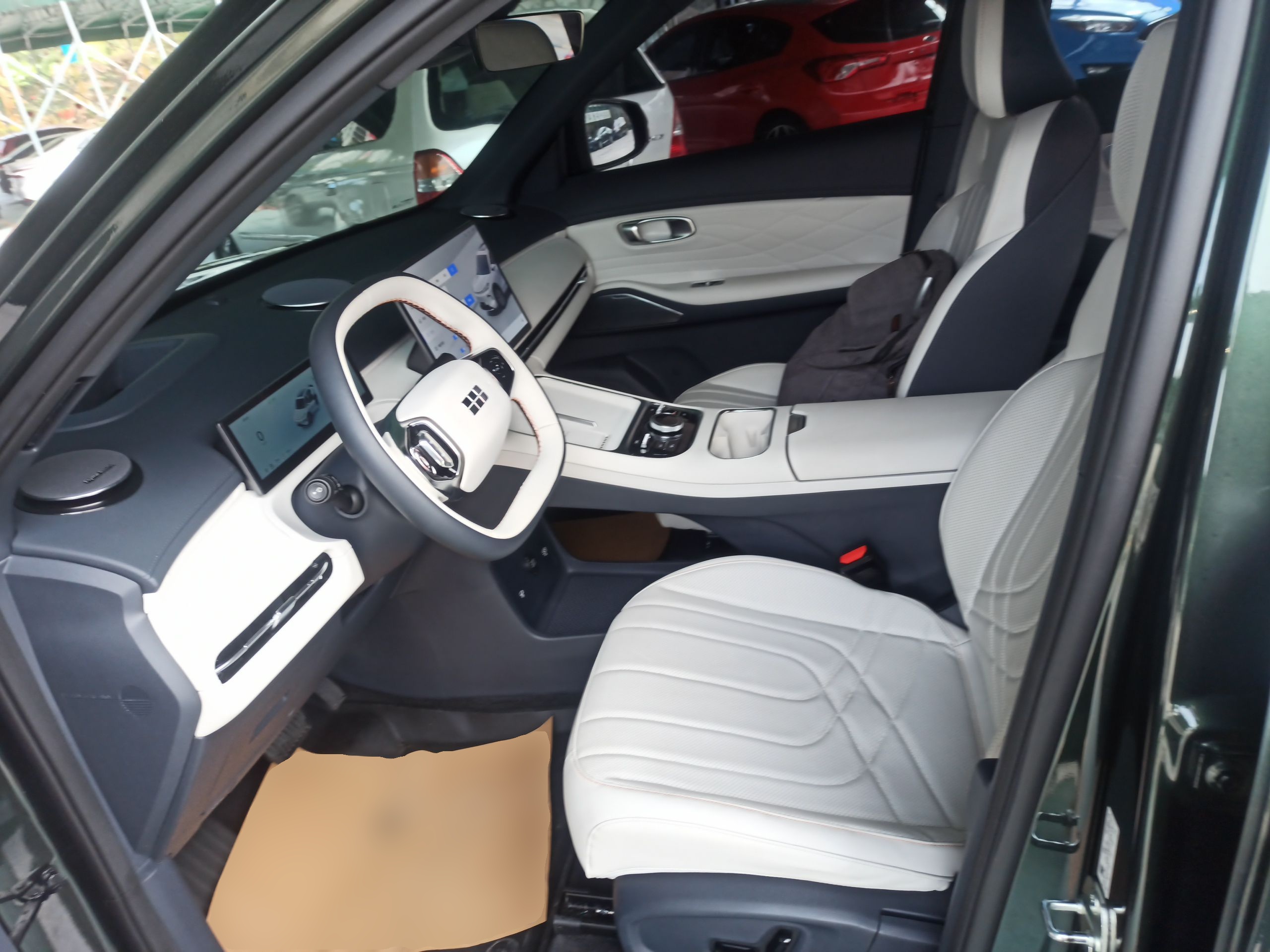 المقاعد الأمامية داخل السيارة