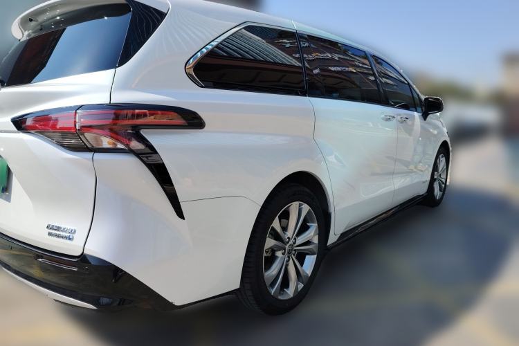 Used Toyota Sienna 2023 2.5L Hybrid Deluxe Edition