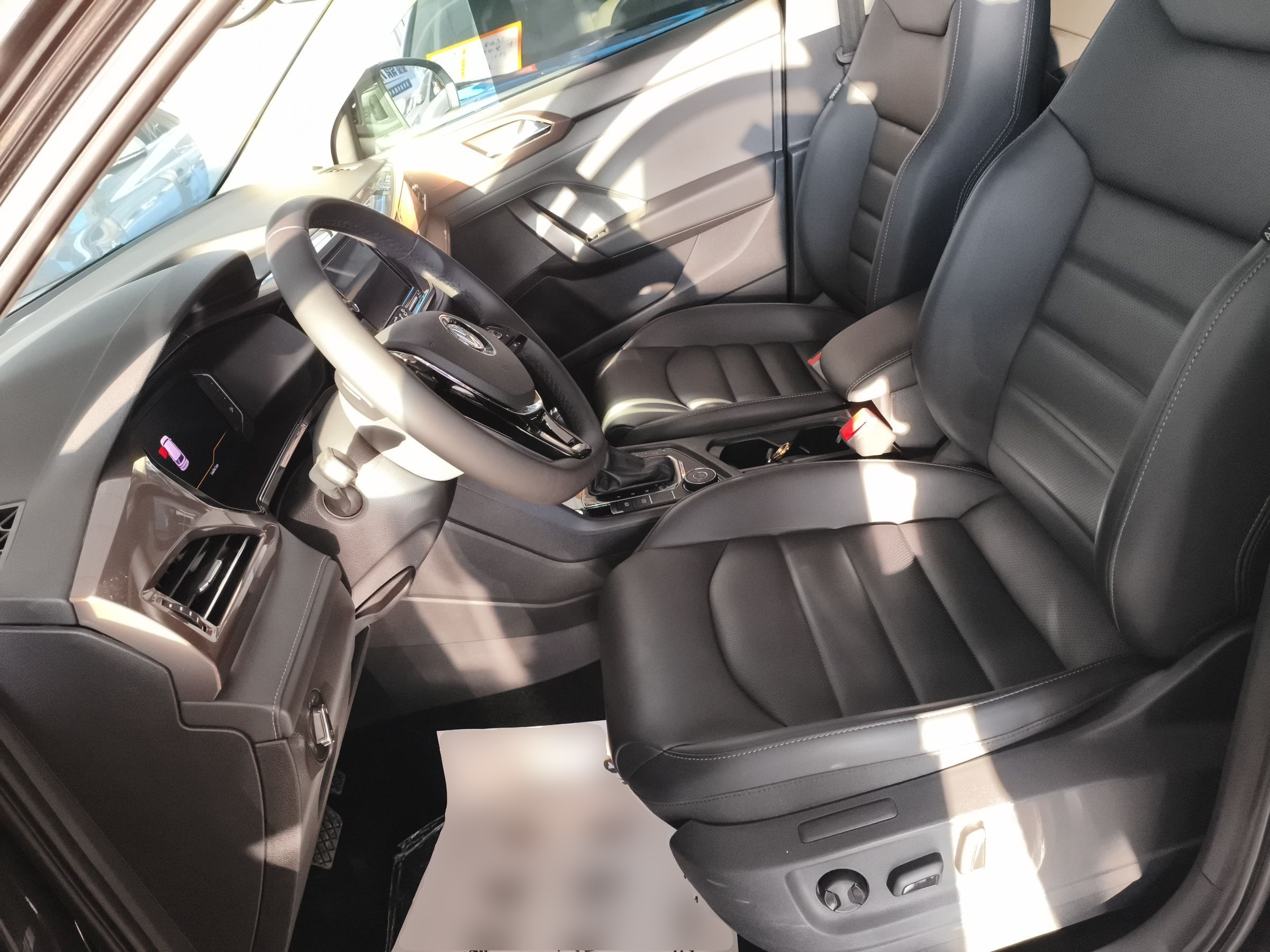 Переднее сиденье в автомобиле