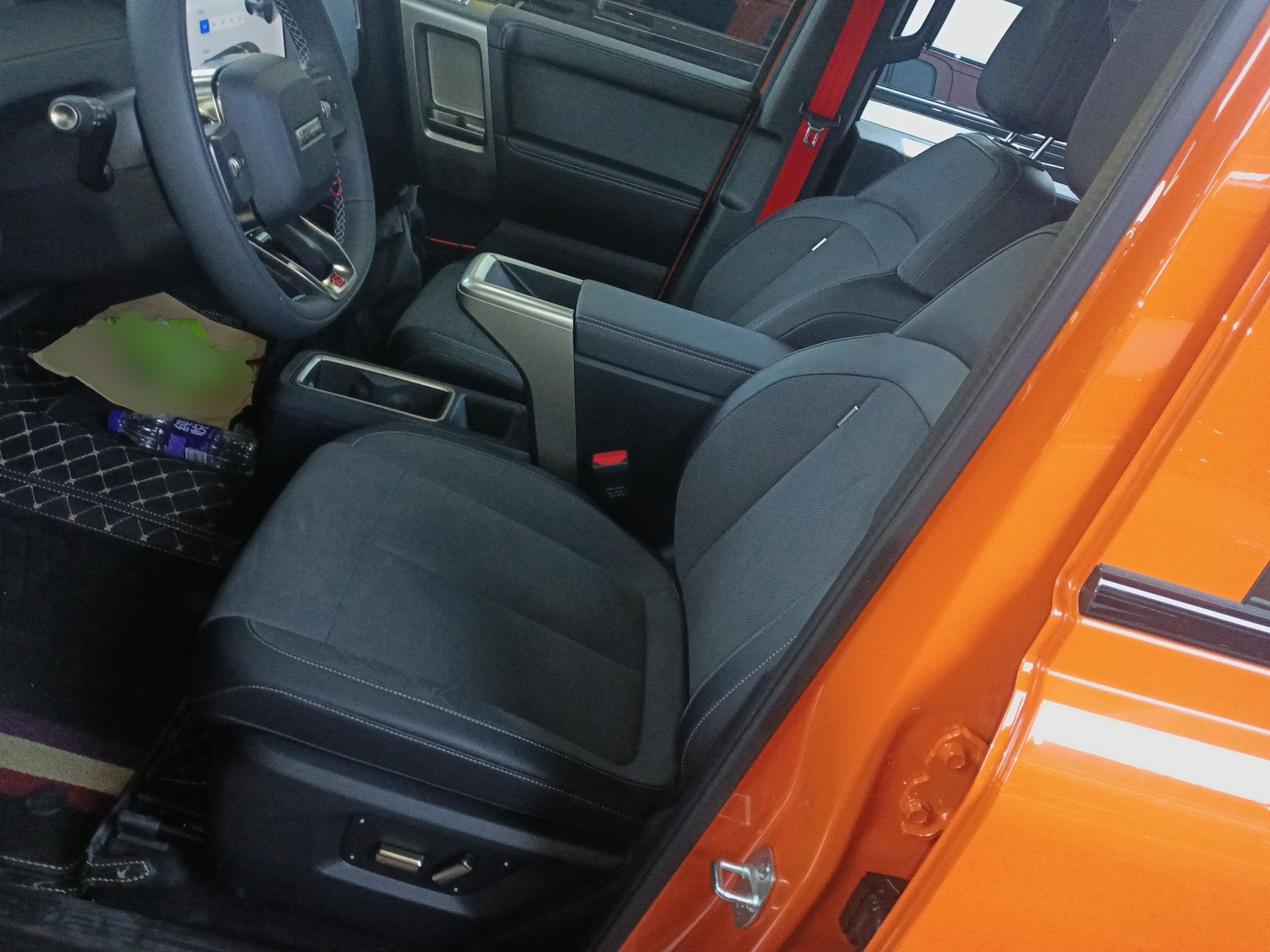 المقاعد الأمامية داخل السيارة