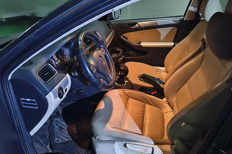 Used Volkswagen Sagitar 2012 1.4TSI Manual Luxury Model Left Front Seat