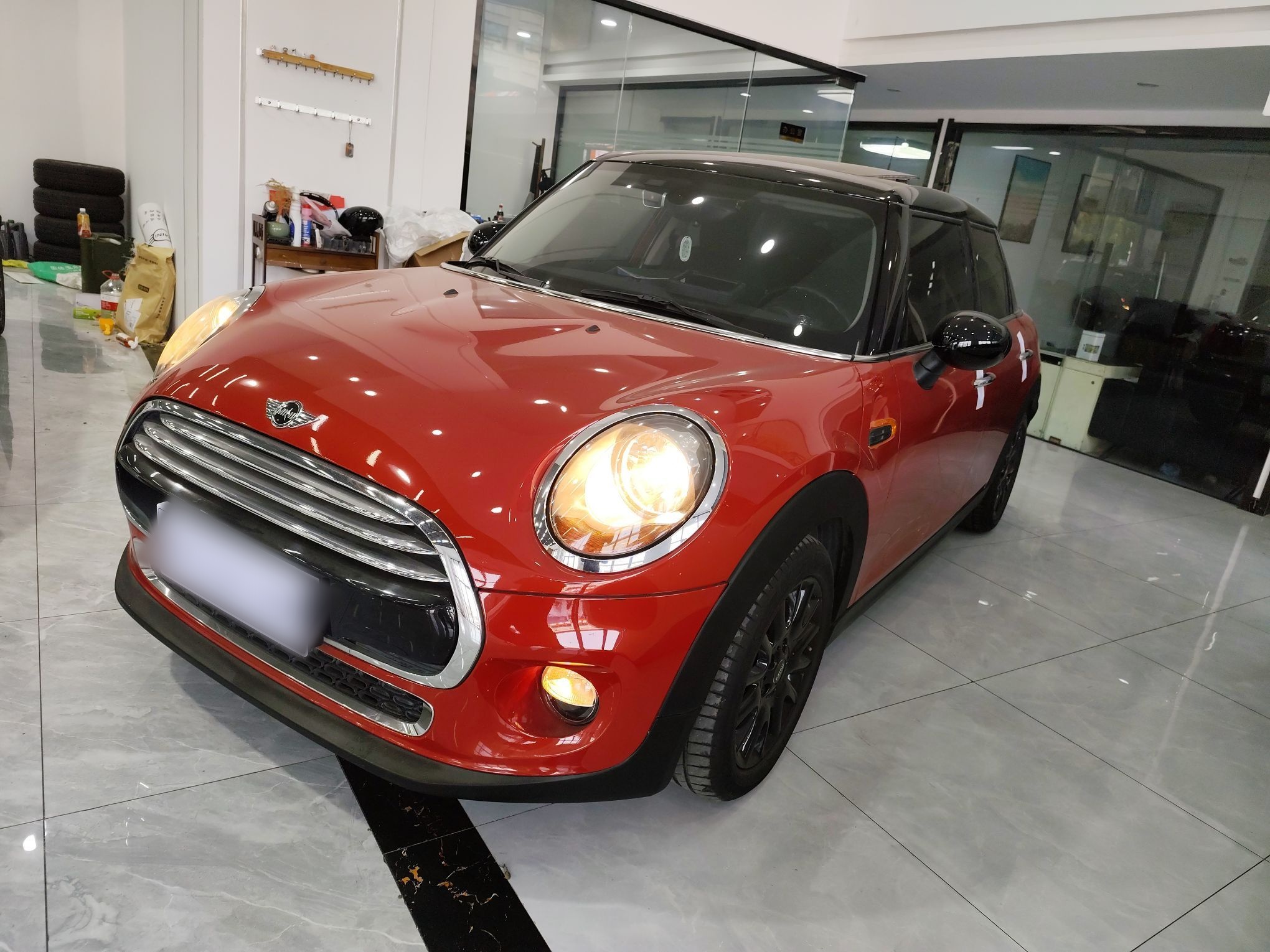 Под передней частью автомобиля