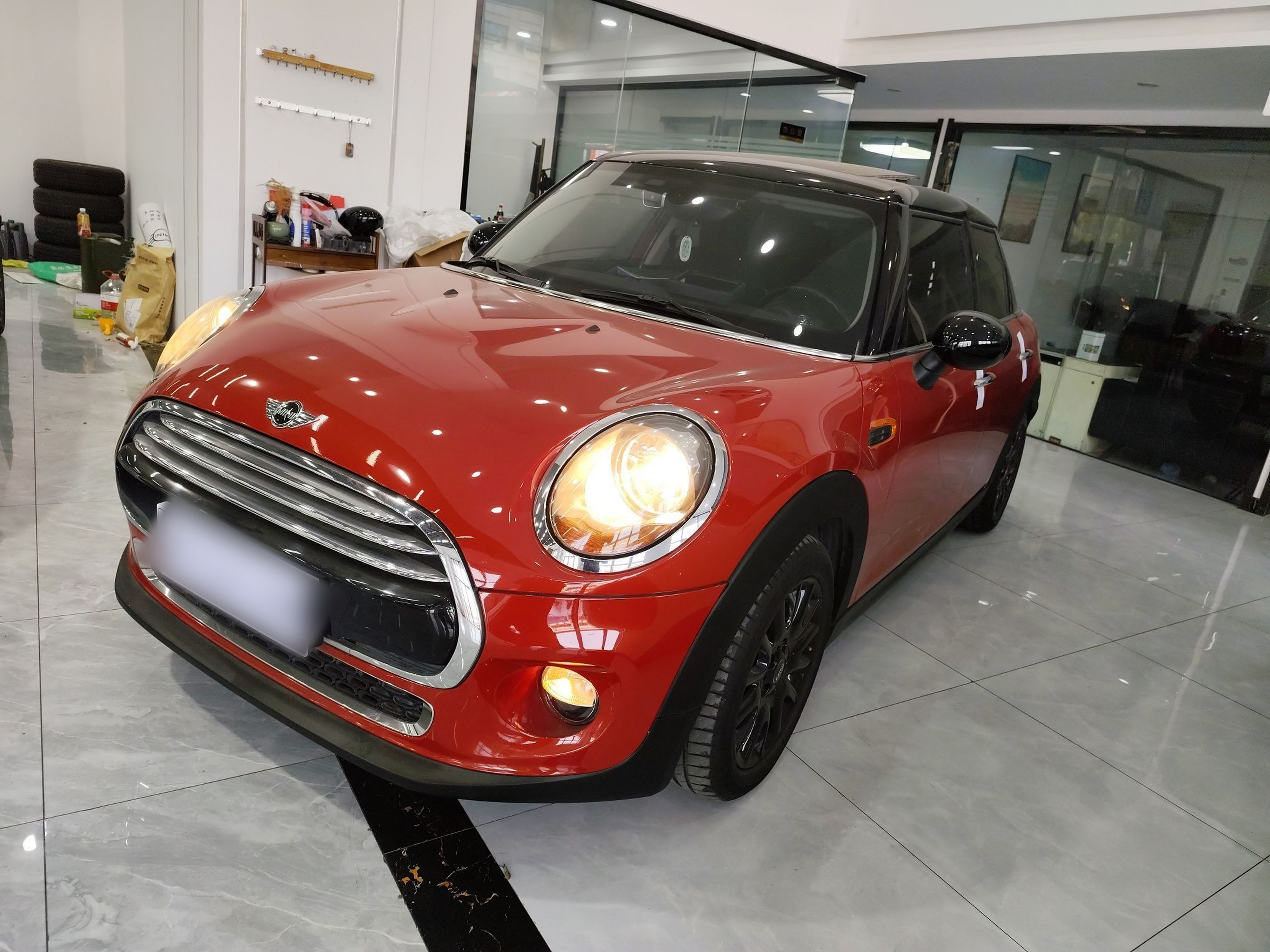 تحت مقدمة السيارة