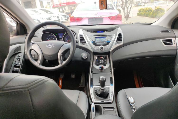Used Hyundai Elantra (5th Generation / Langdong) 2015 1.6L Manual Leading Model Center Console