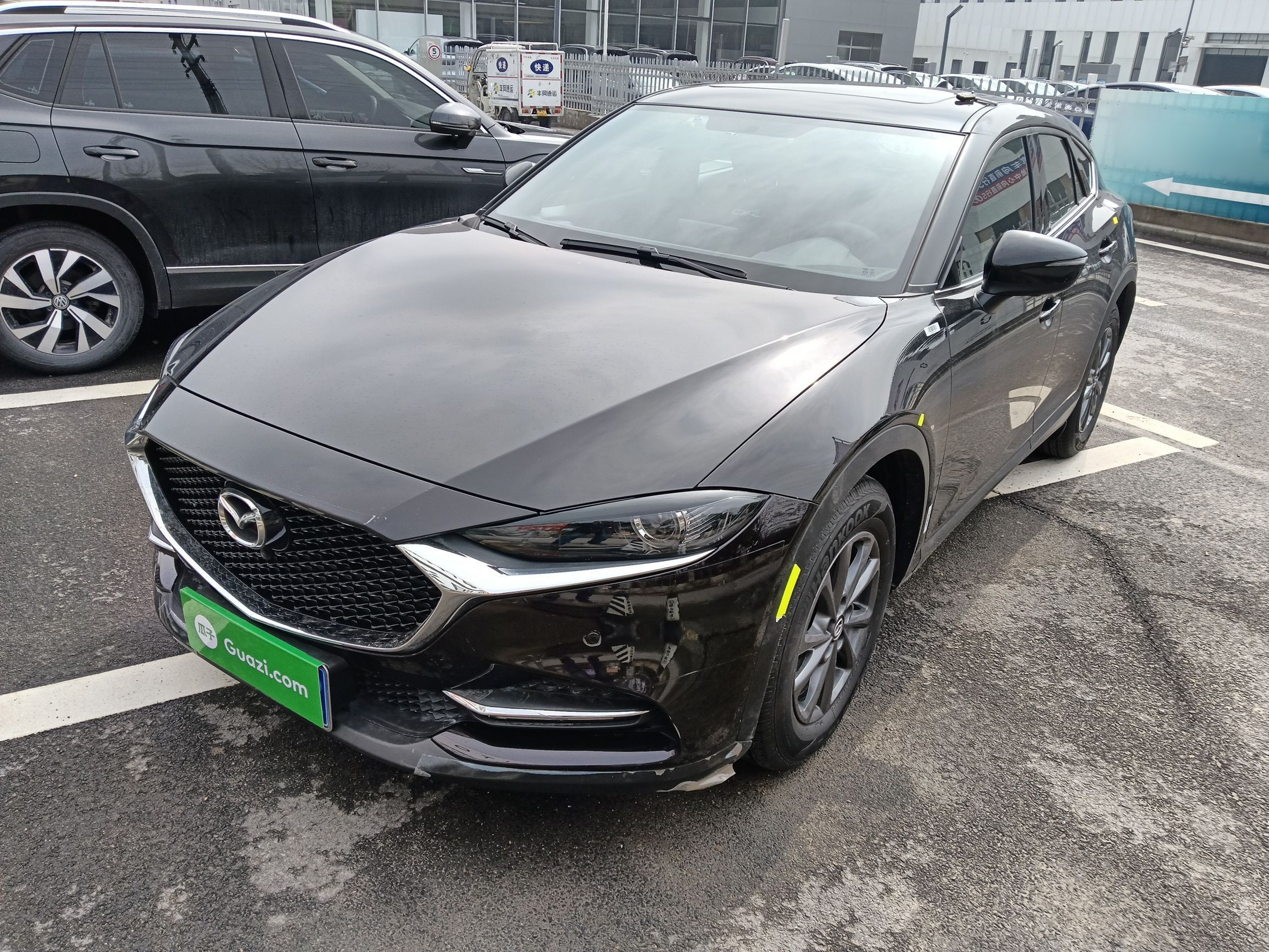 تحت مقدمة السيارة