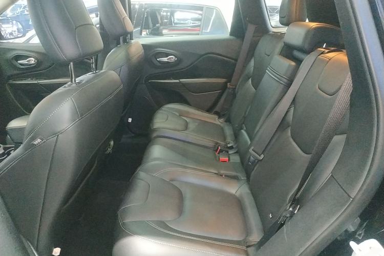 Used Jeep Cherokee 2016 2.4L Leading Smart Version
